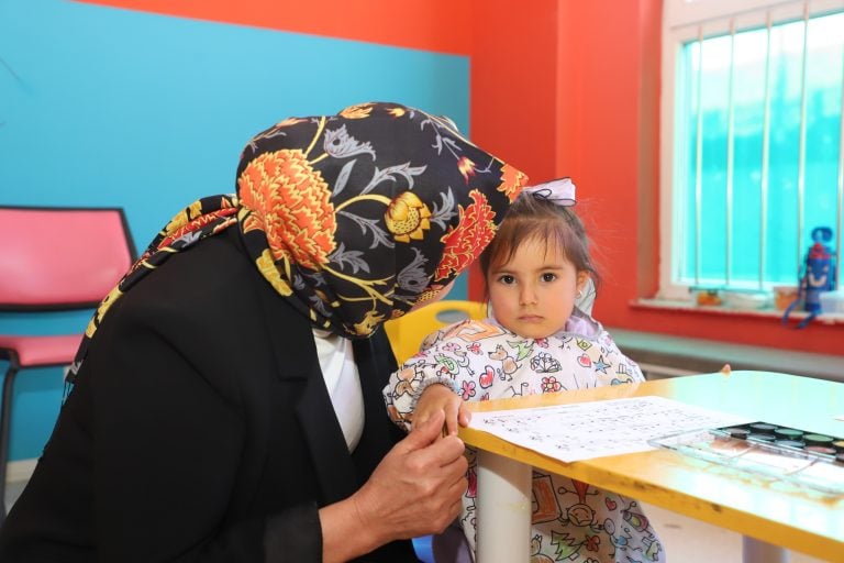 AKSU’DA ANAOKULU ÖĞRENCİLERİ, İSTİKLAL MARŞINI GURURLA OKUDU