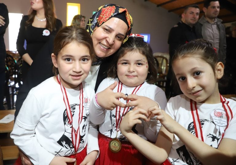 AKSU’DA ANAOKULU ÖĞRENCİLERİ, İSTİKLAL MARŞINI GURURLA OKUDU