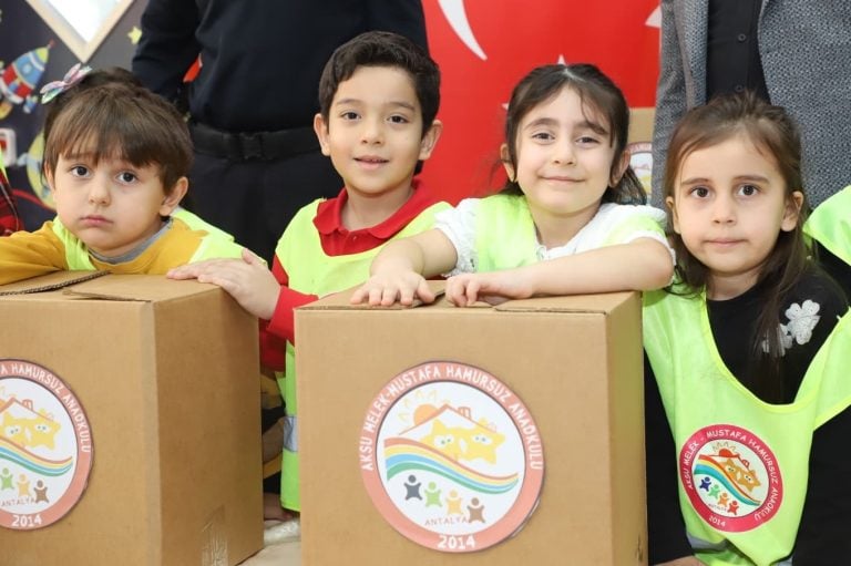 AKSU’DA ANAOKULU ÖĞRENCİLERİNDEN ANLAMLI ETKİNLİK, 52 KOLİ SEVGİYLE PAKETLENDİ