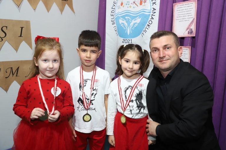 AKSU’DA ANAOKULU ÖĞRENCİLERİ, İSTİKLAL MARŞINI GURURLA OKUDU