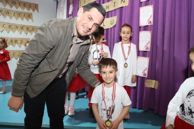 AKSU’DA ANAOKULU ÖĞRENCİLERİ, İSTİKLAL MARŞINI GURURLA OKUDU