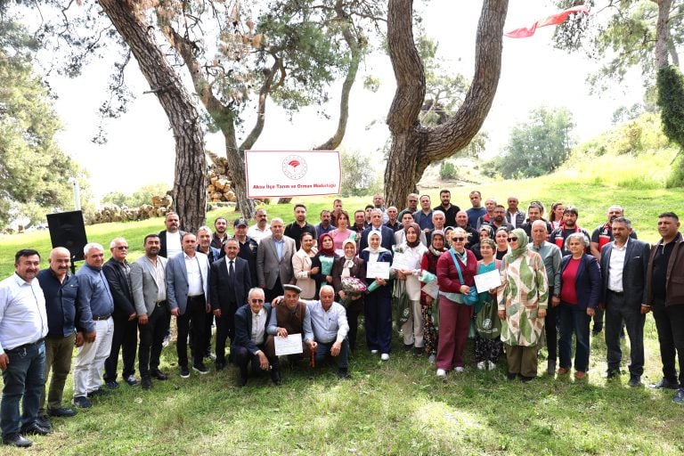 AKSU’DA SÜRÜ YÖNETİMİ EĞİTİMİNİ TAMAMLAYAN 47 KURSİYERE SERTİFİKALARI VERİLDİ Aksu Belediye Başkan Vekili Mehmet Alptekin, “Sürü Yönetimi Elemanı Benim” kursunu başarıyla tamamlayan kursiyerler için düzenlenen sertifika törenine katıldı. Aksu İlçe Tarım ve Orman Müdürlüğü tarafından Aksu’da hayvancılığı bilimsel yöntemlerle güçlendirmek amacıyla düzenlenen ve 104 saat süren eğitim programını tamamlayan 19’u kadın toplam 47 kursiyer, düzenlenen törenle sertifikalarına kavuştu. Başkan Vekili Alptekin; “ “104 saatlik eğitim sürecini tamamlayan 47 kursiyerimizin, edindikleri bilgilerle üretime daha fazla katkı sunacağına yürekten inanıyorum” dedi.