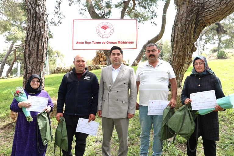 AKSU’DA SÜRÜ YÖNETİMİ EĞİTİMİNİ TAMAMLAYAN 47 KURSİYERE SERTİFİKALARI VERİLDİ