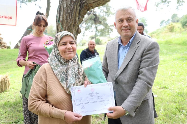 AKSU’DA SÜRÜ YÖNETİMİ EĞİTİMİNİ TAMAMLAYAN 47 KURSİYERE SERTİFİKALARI VERİLDİ