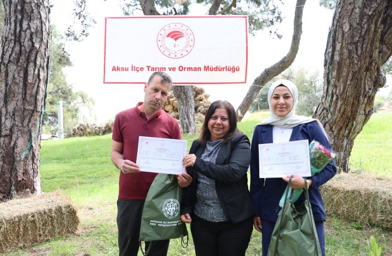 AKSU’DA SÜRÜ YÖNETİMİ EĞİTİMİNİ TAMAMLAYAN 47 KURSİYERE SERTİFİKALARI VERİLDİ