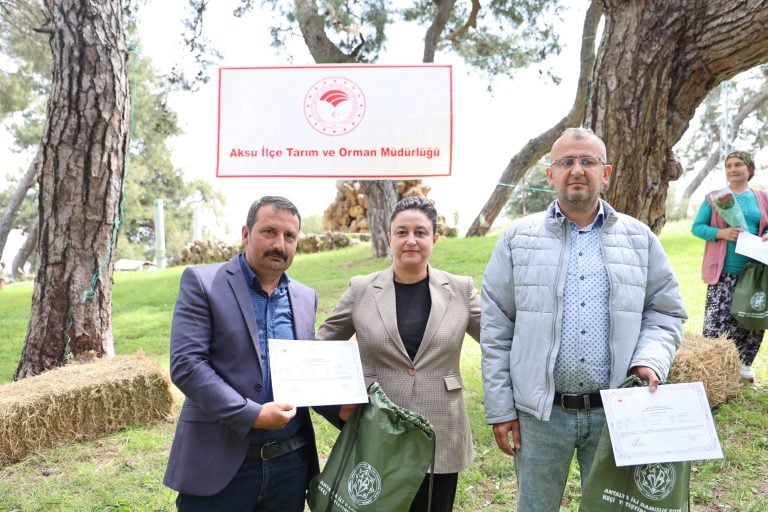 AKSU’DA SÜRÜ YÖNETİMİ EĞİTİMİNİ TAMAMLAYAN 47 KURSİYERE SERTİFİKALARI VERİLDİ