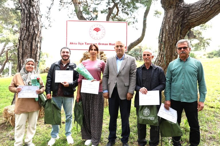 AKSU’DA SÜRÜ YÖNETİMİ EĞİTİMİNİ TAMAMLAYAN 47 KURSİYERE SERTİFİKALARI VERİLDİ