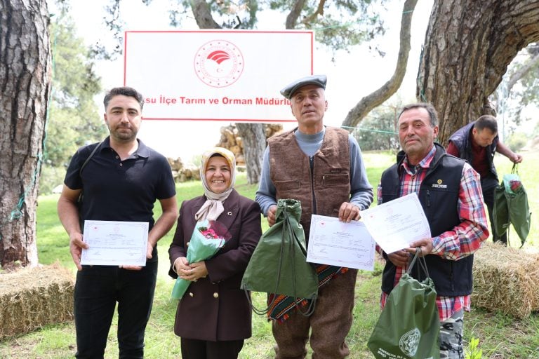 AKSU’DA SÜRÜ YÖNETİMİ EĞİTİMİNİ TAMAMLAYAN 47 KURSİYERE SERTİFİKALARI VERİLDİ