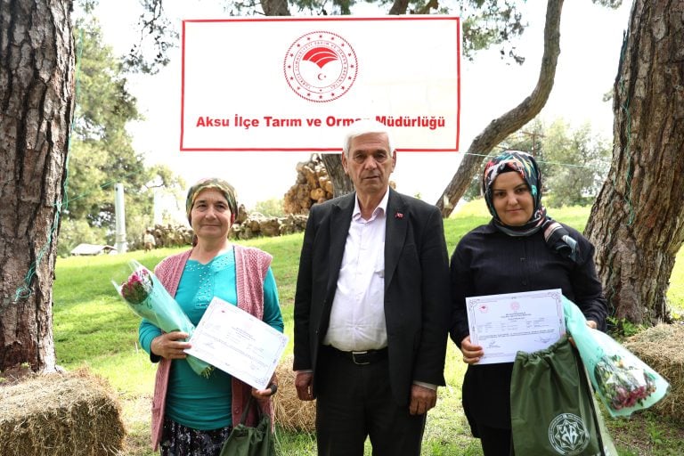 AKSU’DA SÜRÜ YÖNETİMİ EĞİTİMİNİ TAMAMLAYAN 47 KURSİYERE SERTİFİKALARI VERİLDİ