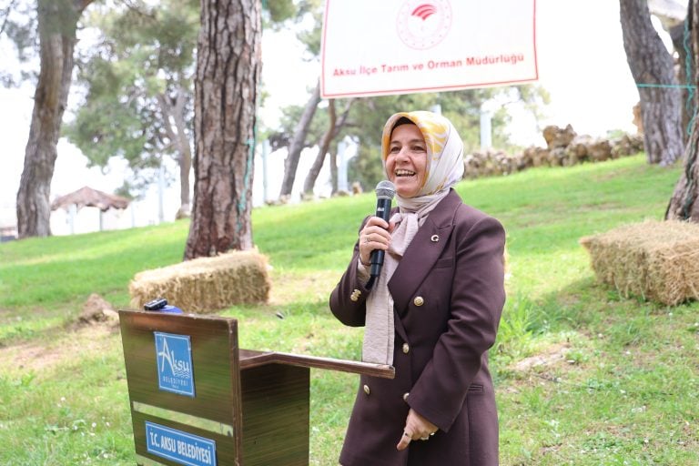 AKSU’DA SÜRÜ YÖNETİMİ EĞİTİMİNİ TAMAMLAYAN 47 KURSİYERE SERTİFİKALARI VERİLDİ