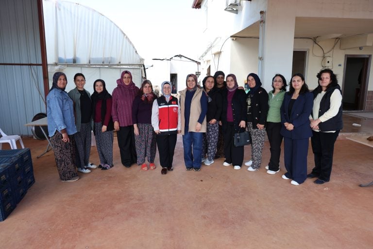 Aksu’da Kadın Üreticilere Güçlü Destek: Seralarda Emek, Dayanışma ve Üretim Bir Arada