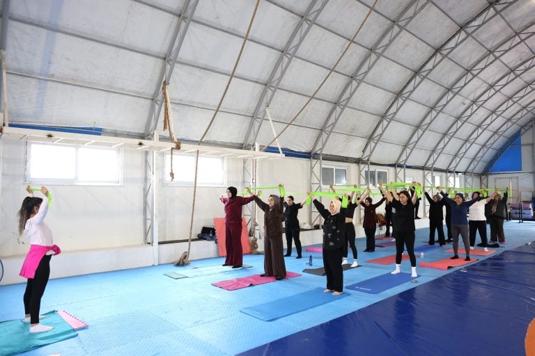 AKSU BELEDİYESİ’NDEN SAĞLIKLI YAŞAMA DESTEK: EMİNE YILDIRIM KADINLARLA PİLATES YAPTI