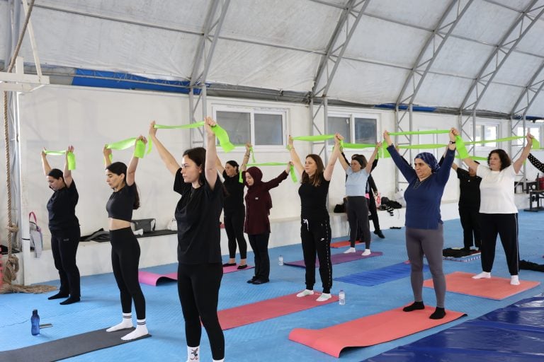 AKSU BELEDİYESİ’NDEN SAĞLIKLI YAŞAMA DESTEK: EMİNE YILDIRIM KADINLARLA PİLATES YAPTI