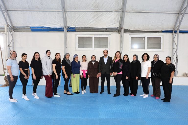 AKSU BELEDİYESİ’NDEN SAĞLIKLI YAŞAMA DESTEK: EMİNE YILDIRIM KADINLARLA PİLATES YAPTI