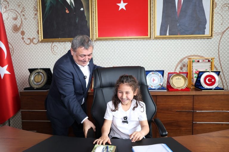 BAŞKAN YILDIRIM 23 NİSAN’DA KOLTUĞUNU TEMSİLİ BAŞKANLARA DEVRETTİ