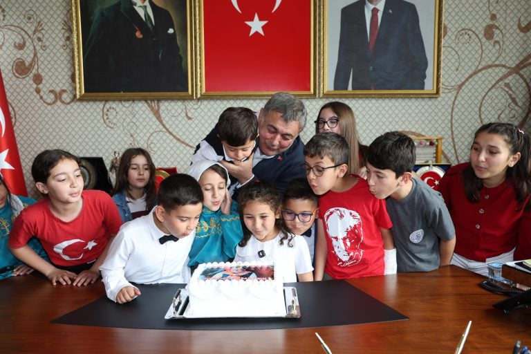 BAŞKAN YILDIRIM 23 NİSAN’DA KOLTUĞUNU TEMSİLİ BAŞKANLARA DEVRETTİ