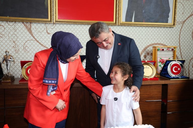 BAŞKAN YILDIRIM 23 NİSAN’DA KOLTUĞUNU TEMSİLİ BAŞKANLARA DEVRETTİ