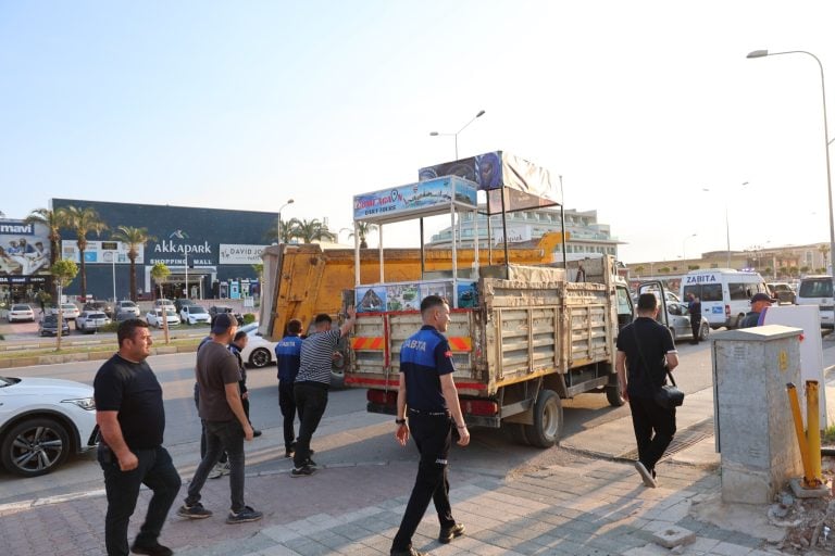 AKSUDA YOL VE KALDIRIM İŞGALLERİNE YÖNELİK DENETİMLER DEVAM EDİYOR