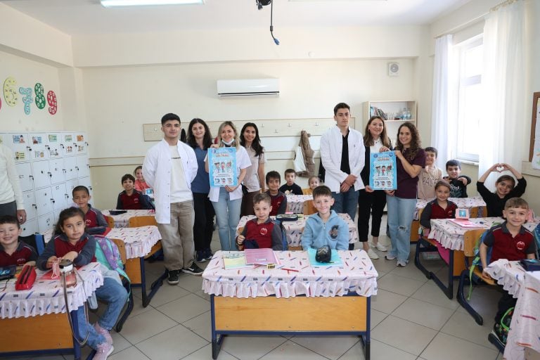 AKSU’DA “GELECEĞİN GÜLÜŞLERİ” PROJESİYLE MİNİKLERE DİŞ SAĞLIĞI TARAMASI