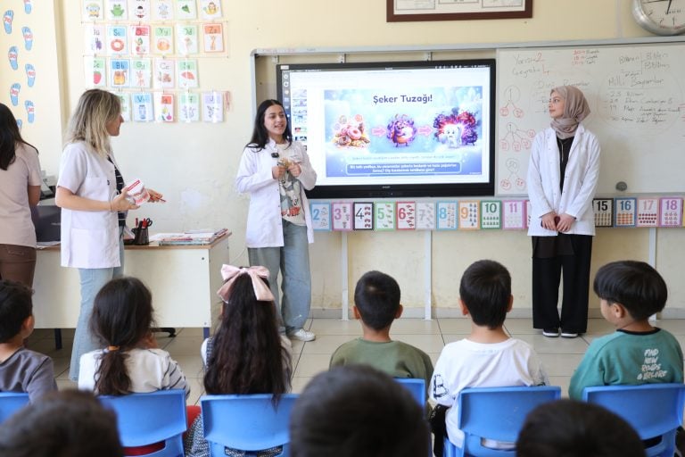 AKSU’DA “GELECEĞİN GÜLÜŞLERİ” PROJESİYLE MİNİKLERE DİŞ SAĞLIĞI TARAMASI