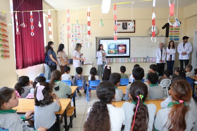 AKSU’DA “GELECEĞİN GÜLÜŞLERİ” PROJESİYLE MİNİKLERE DİŞ SAĞLIĞI TARAMASI