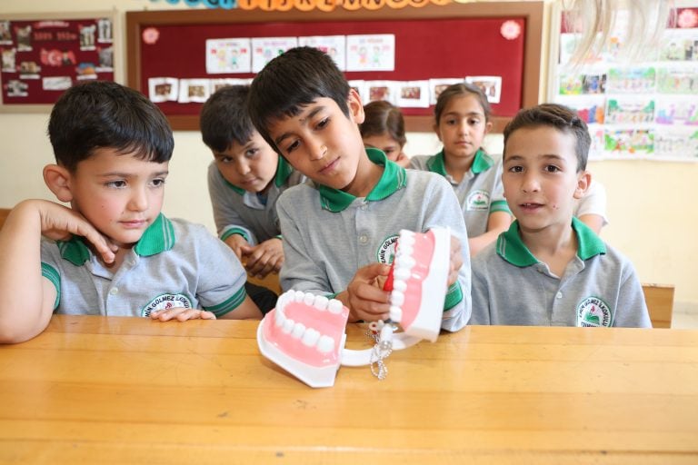 AKSU’DA “GELECEĞİN GÜLÜŞLERİ” PROJESİYLE MİNİKLERE DİŞ SAĞLIĞI TARAMASI