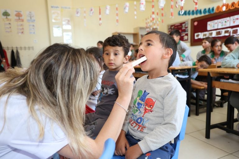AKSU’DA “GELECEĞİN GÜLÜŞLERİ” PROJESİYLE MİNİKLERE DİŞ SAĞLIĞI TARAMASI
