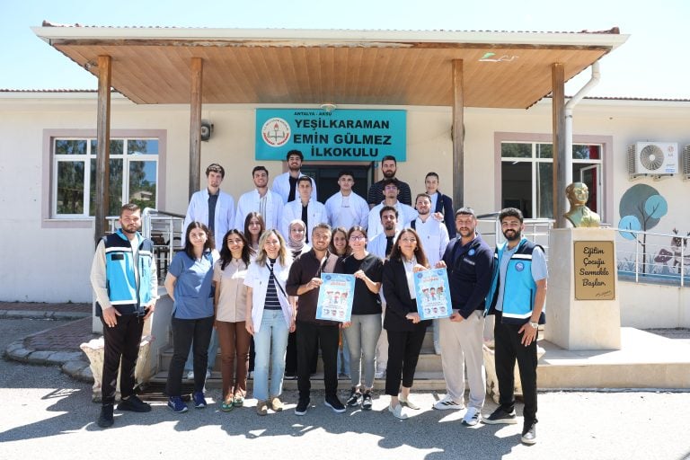 AKSU’DA “GELECEĞİN GÜLÜŞLERİ” PROJESİYLE MİNİKLERE DİŞ SAĞLIĞI TARAMASI