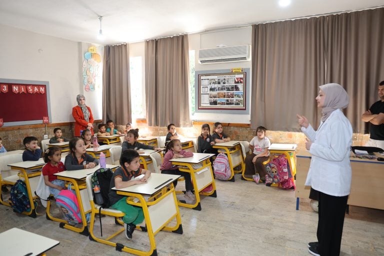 AKSU’DA “GELECEĞİN GÜLÜŞLERİ” PROJESİYLE MİNİKLERE DİŞ SAĞLIĞI TARAMASI