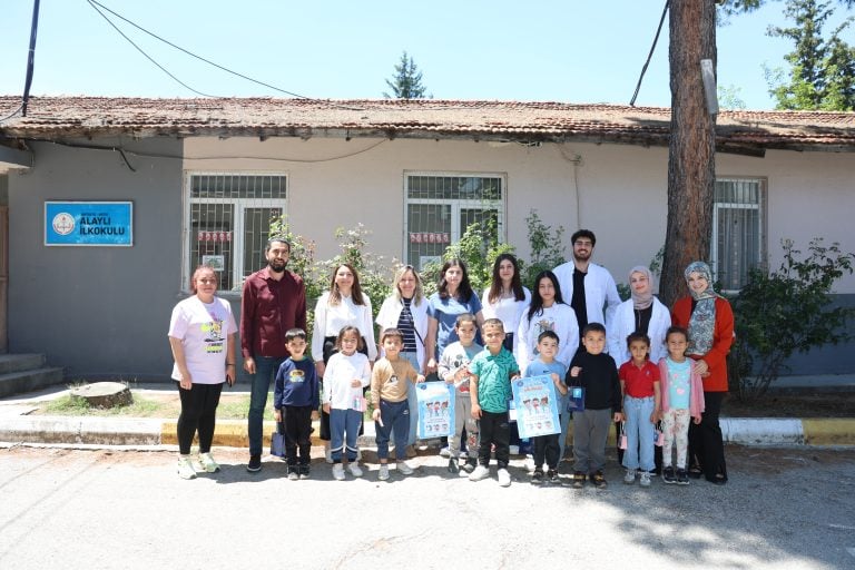 AKSU’DA “GELECEĞİN GÜLÜŞLERİ” PROJESİYLE MİNİKLERE DİŞ SAĞLIĞI TARAMASI