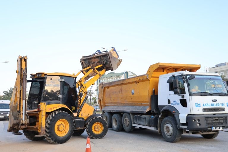 AKSUDA YOL VE KALDIRIM İŞGALLERİNE YÖNELİK DENETİMLER DEVAM EDİYOR