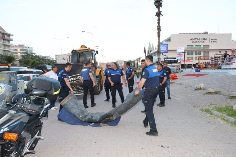 AKSUDA YOL VE KALDIRIM İŞGALLERİNE YÖNELİK DENETİMLER DEVAM EDİYOR