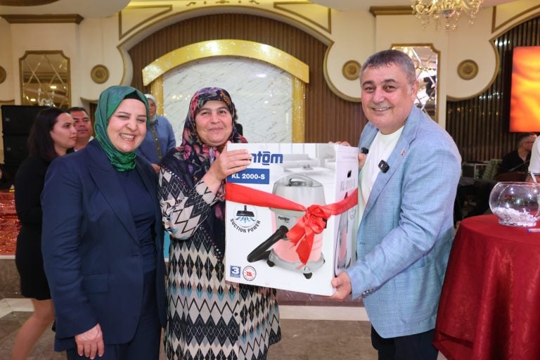 AKSU’DA ANNELER GÜNÜ COŞKUYLA KUTLANDI