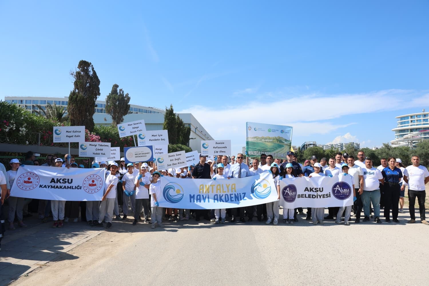 AKSU, MAVİ AKDENİZ İÇİN TEK YÜREK OLDU TURUNÇ PLAJI TEMİZLENDİ