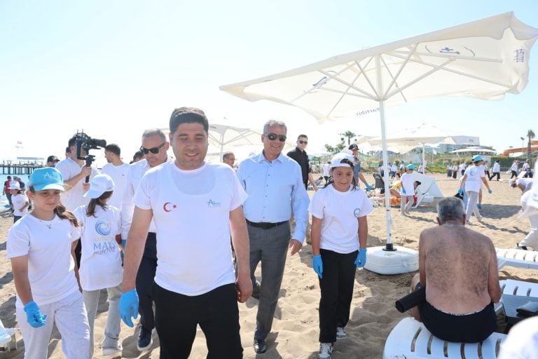 AKSU, MAVİ AKDENİZ İÇİN TEK YÜREK OLDU TURUNÇ PLAJI TEMİZLENDİ