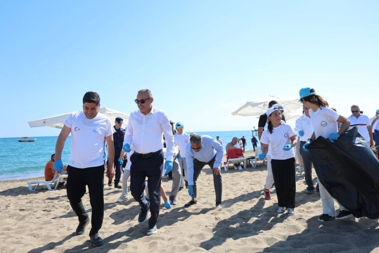 AKSU, MAVİ AKDENİZ İÇİN TEK YÜREK OLDU TURUNÇ PLAJI TEMİZLENDİ