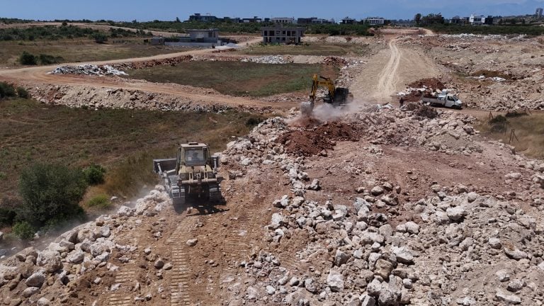 AKSU’DA ULAŞIM ALTAYAPISI GÜÇLENİYOR: YENİ İMAR YOLU ÇALIŞMALARI DEVAM EDİYOR
