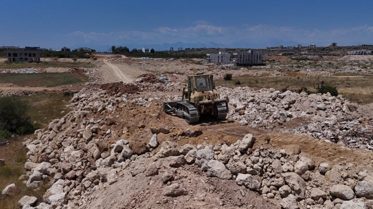 AKSU’DA ULAŞIM ALTAYAPISI GÜÇLENİYOR: YENİ İMAR YOLU ÇALIŞMALARI DEVAM EDİYOR