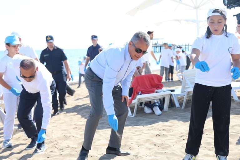 AKSU, MAVİ AKDENİZ İÇİN TEK YÜREK OLDU TURUNÇ PLAJI TEMİZLENDİ