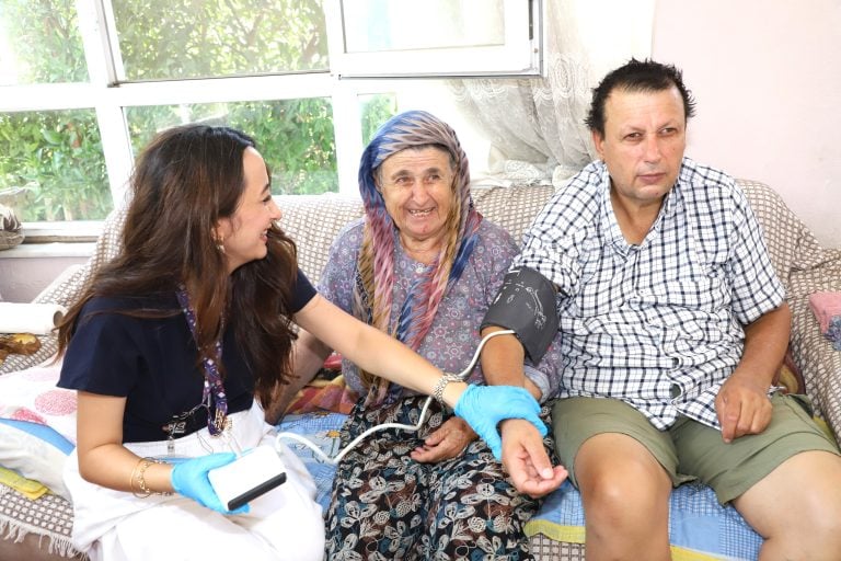 AKSU BELEDİYESİNDEN YARALI VATANDAŞA İLK MÜDAHALE
