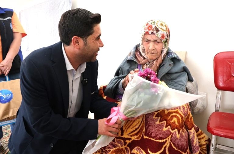 AKSU’DA YAŞAYAN DEV ÇINARLAR, EVLERİNDE ZİYARET EDİLDİ
