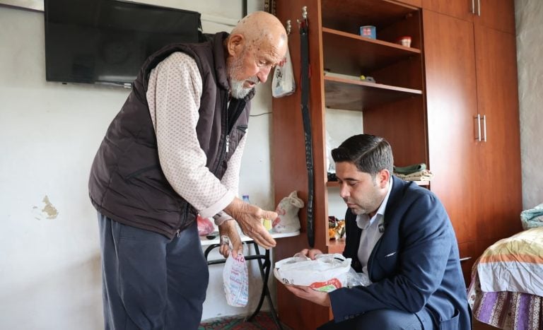 AKSU’DA YAŞAYAN DEV ÇINARLAR, EVLERİNDE ZİYARET EDİLDİ