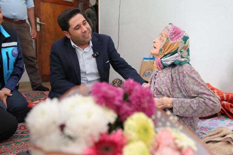 AKSU’DA YAŞAYAN DEV ÇINARLAR, EVLERİNDE ZİYARET EDİLDİ