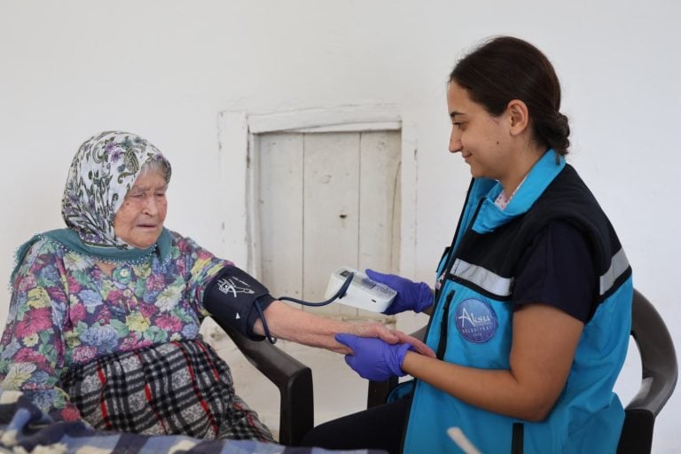 AKSU’DA YAŞAYAN DEV ÇINARLAR, EVLERİNDE ZİYARET EDİLDİ