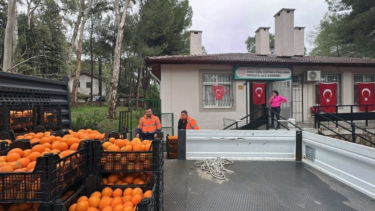 AKSU BELEDİYESİ’NDEN ÖĞRENCİLERE PORTAKAL SUYU VE TÜRK BAYRAĞI SÜRPRİZİ