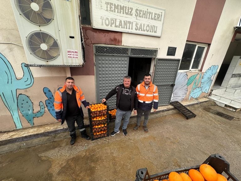 AKSU BELEDİYESİ’NDEN ÖĞRENCİLERE PORTAKAL SUYU VE TÜRK BAYRAĞI SÜRPRİZİ