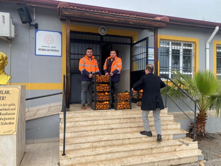 AKSU BELEDİYESİ’NDEN ÖĞRENCİLERE PORTAKAL SUYU VE TÜRK BAYRAĞI SÜRPRİZİ