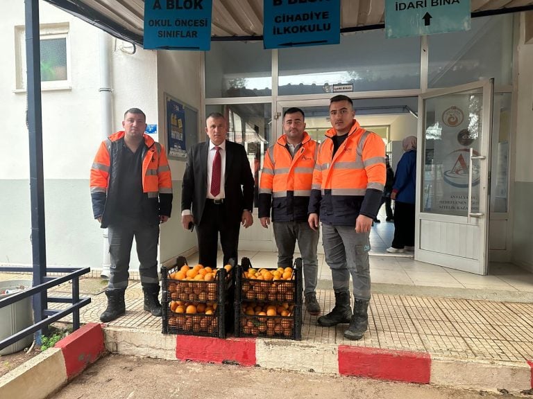 AKSU BELEDİYESİ’NDEN ÖĞRENCİLERE PORTAKAL SUYU VE TÜRK BAYRAĞI SÜRPRİZİ