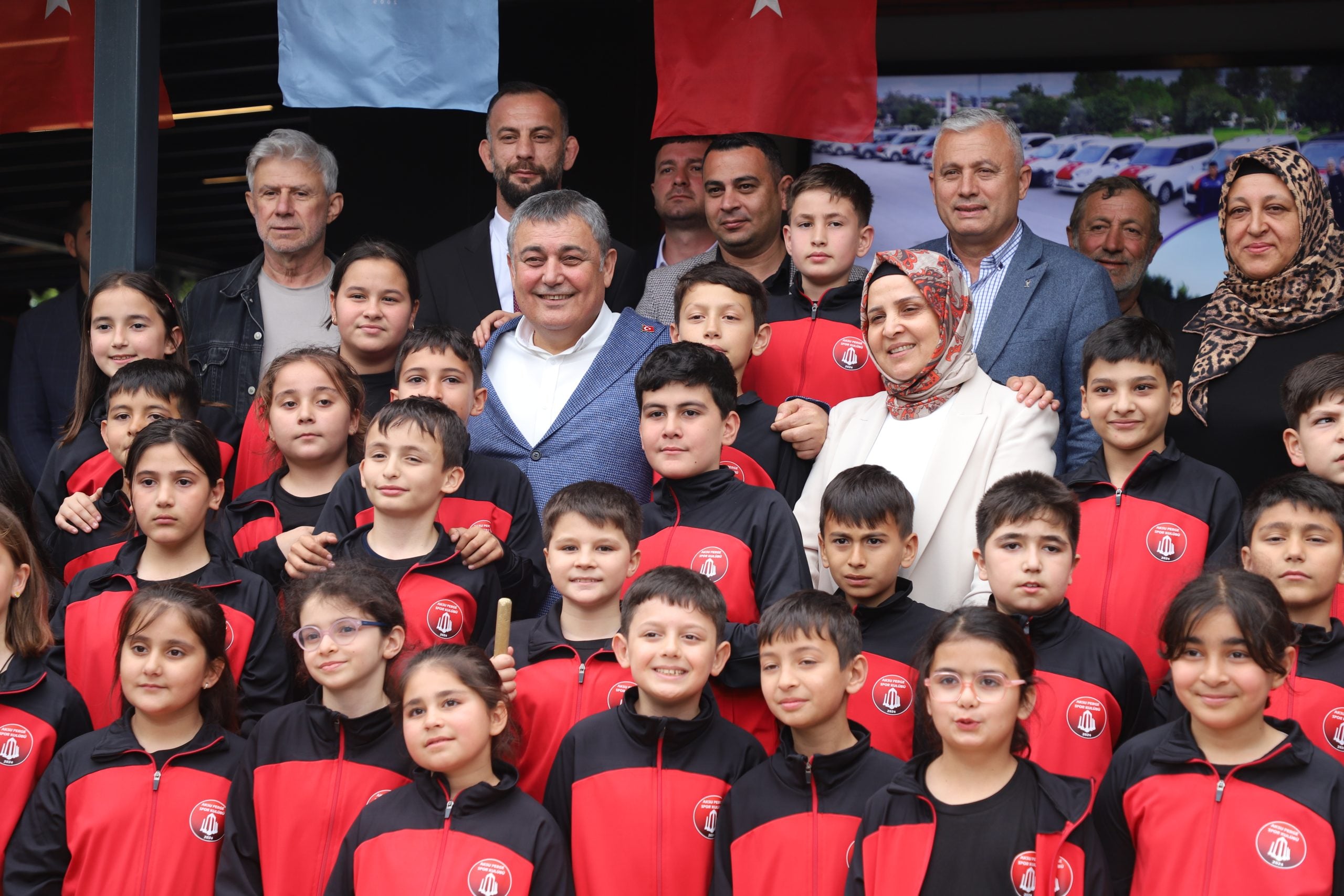 AKSU BELEDİYESİ PERGE SPOR KULÜBÜ HALK OYUNLARI EKİBİ, İL İKİNCİSİ OLDU Aksu Belediyesi Gençlik ve Spor Hizmetleri Müdürlüğü bünyesinde faaliyet gösteren Aksu Perge Spor Kulübü Halk Oyunları Ekibi, Minikler Düzenlemeli Halk Oyunları kategorisinde il ikincisi oldu.