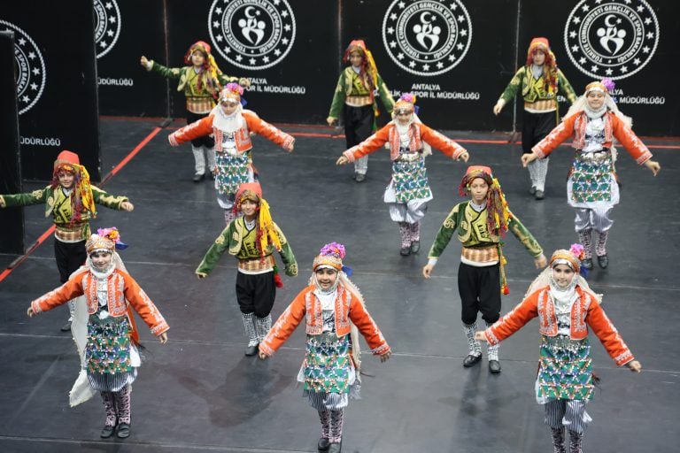 AKSU BELEDİYESİ PERGE SPOR KULÜBÜ HALK OYUNLARI EKİBİ, İL İKİNCİSİ OLDU